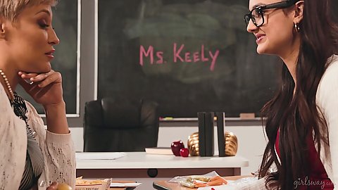 Short hair milf teacher and her nerdy young glasses wearing teachers pet get licked on students desk Ryan Keely and Eliza Ibarra
